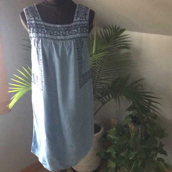 Cute ‘beach lunch lounge’ chambray sundress, size Medium - Picture 2 of 6